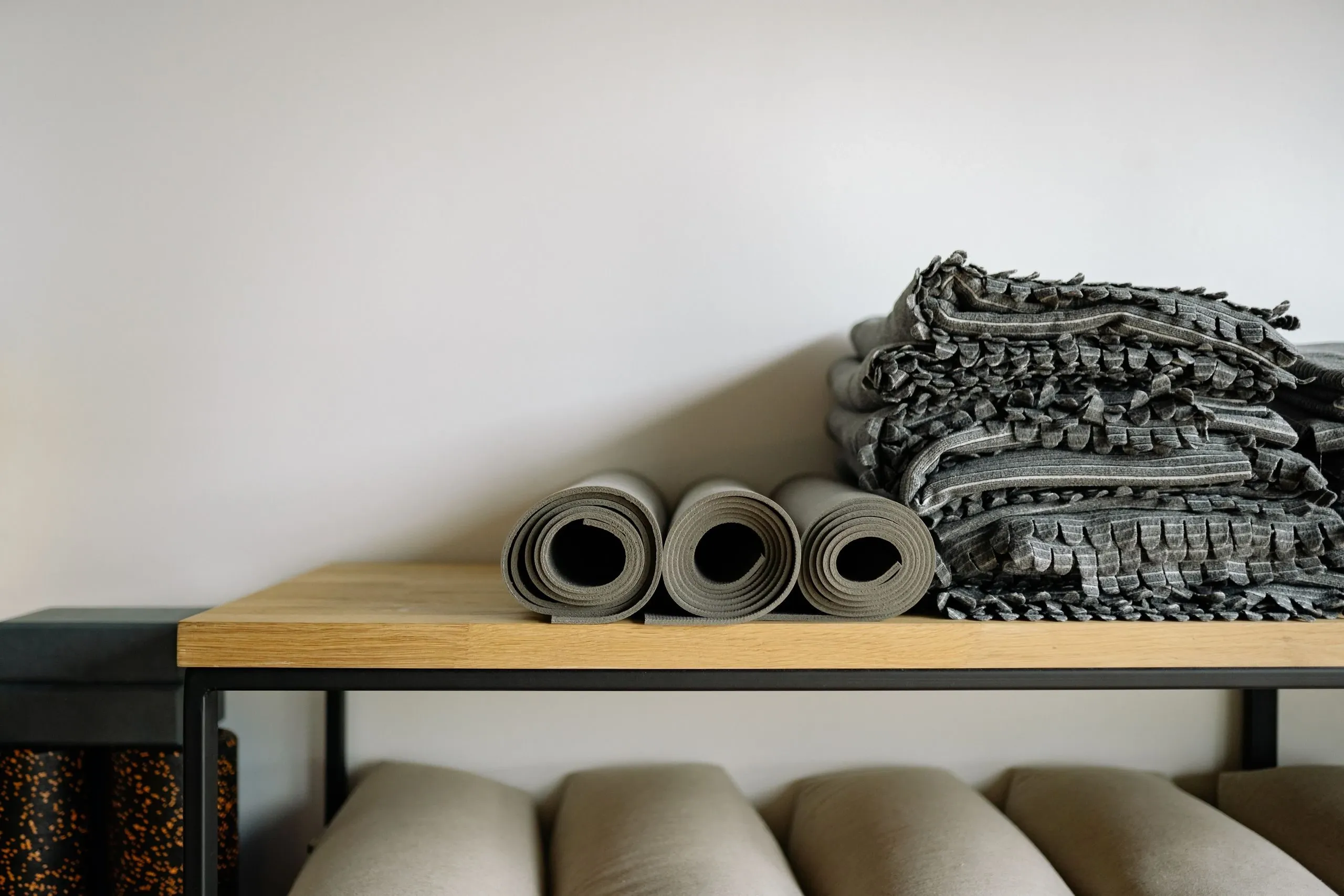 Tapis roulés, couvertures et coussins prêtés par l'atelier