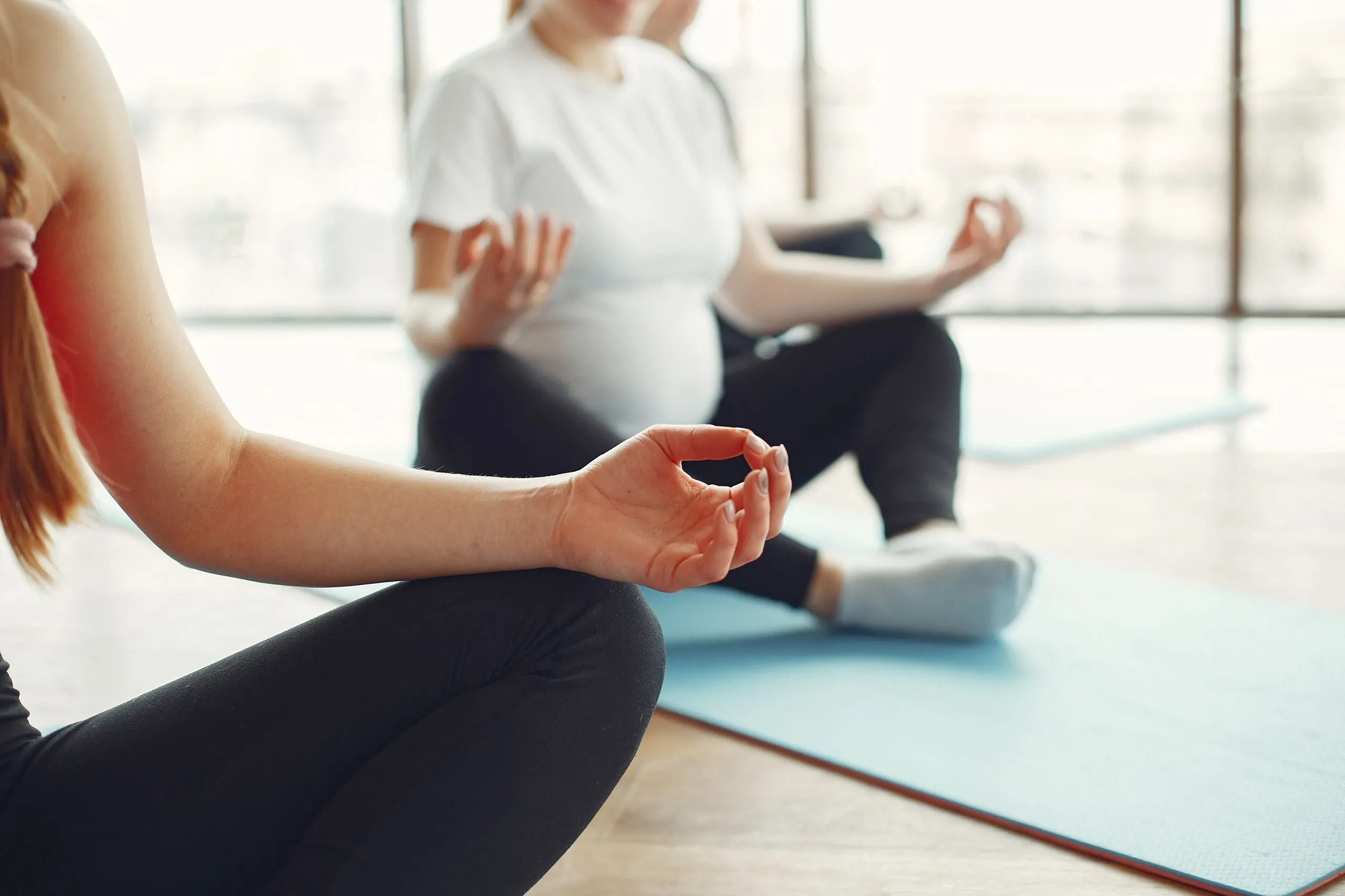 Méditation pendant le cours de yoga prénatal